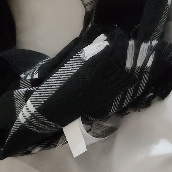 GAP MUFFLER Plaid Black and White Scarf 25X76 INCHES - Picture 2 of 4